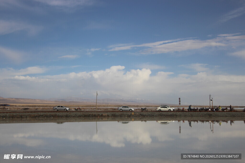 湖畔蓝天倒影 宁静美景