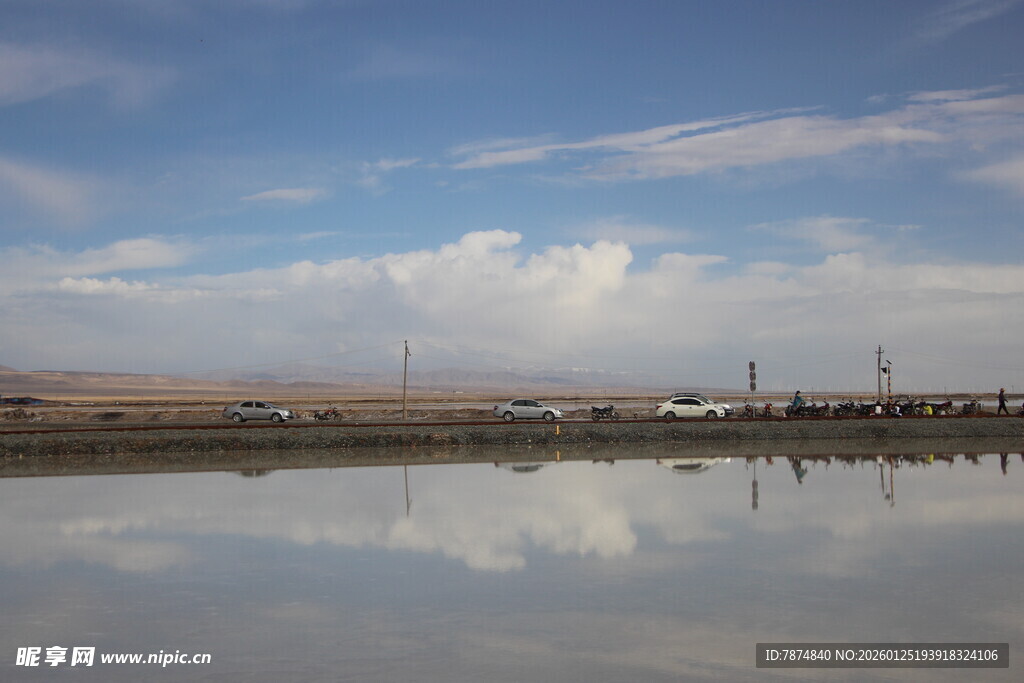 平静湖面映蓝天白云