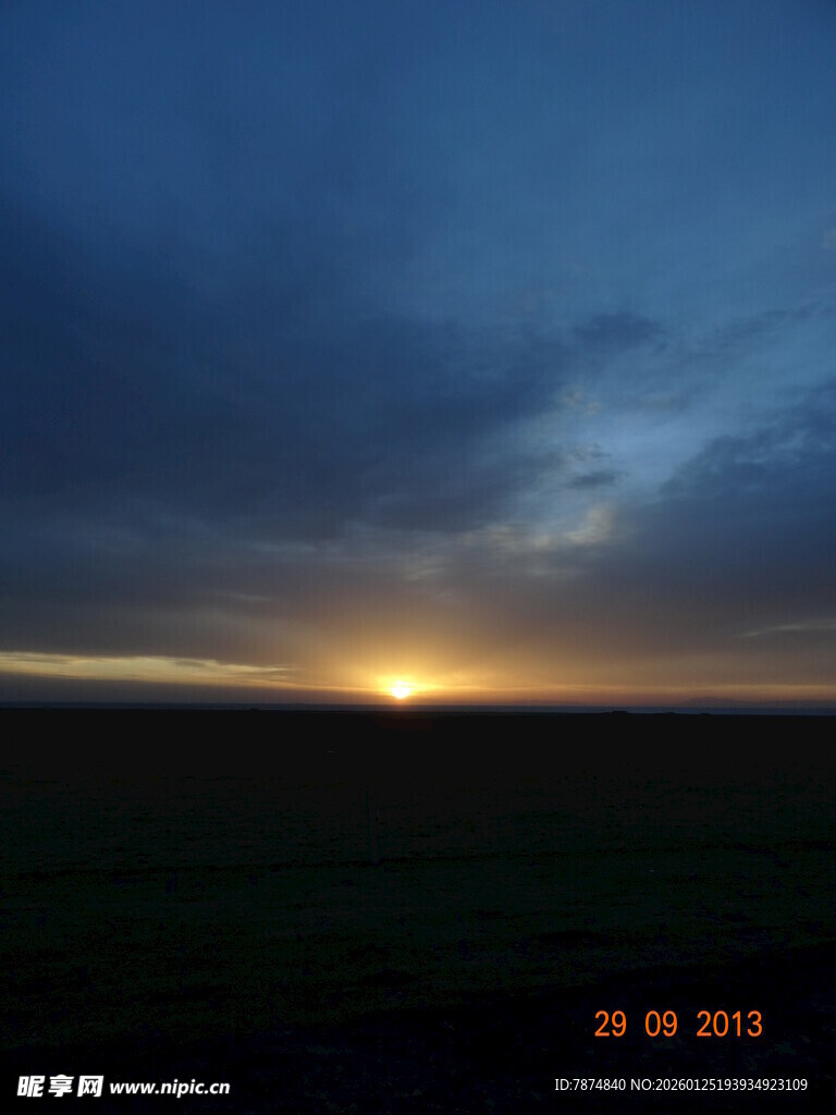 草原暮色中的落日美景