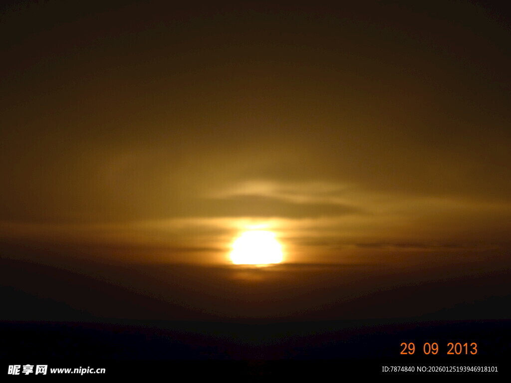 日落时分的壮丽天空景观