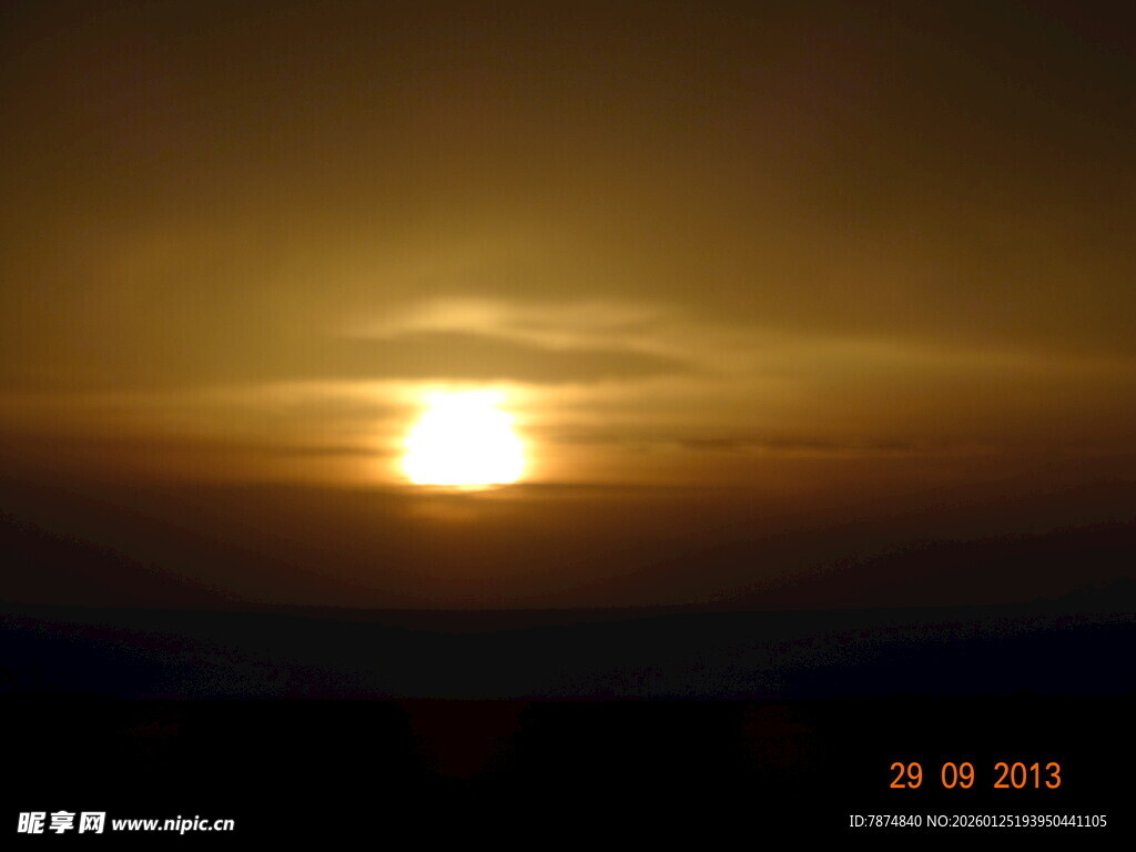 日落时分的壮丽天空景观