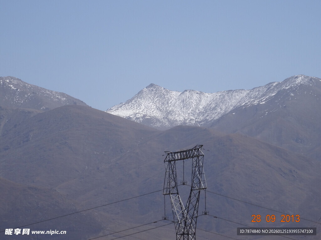雪山前的电力设施