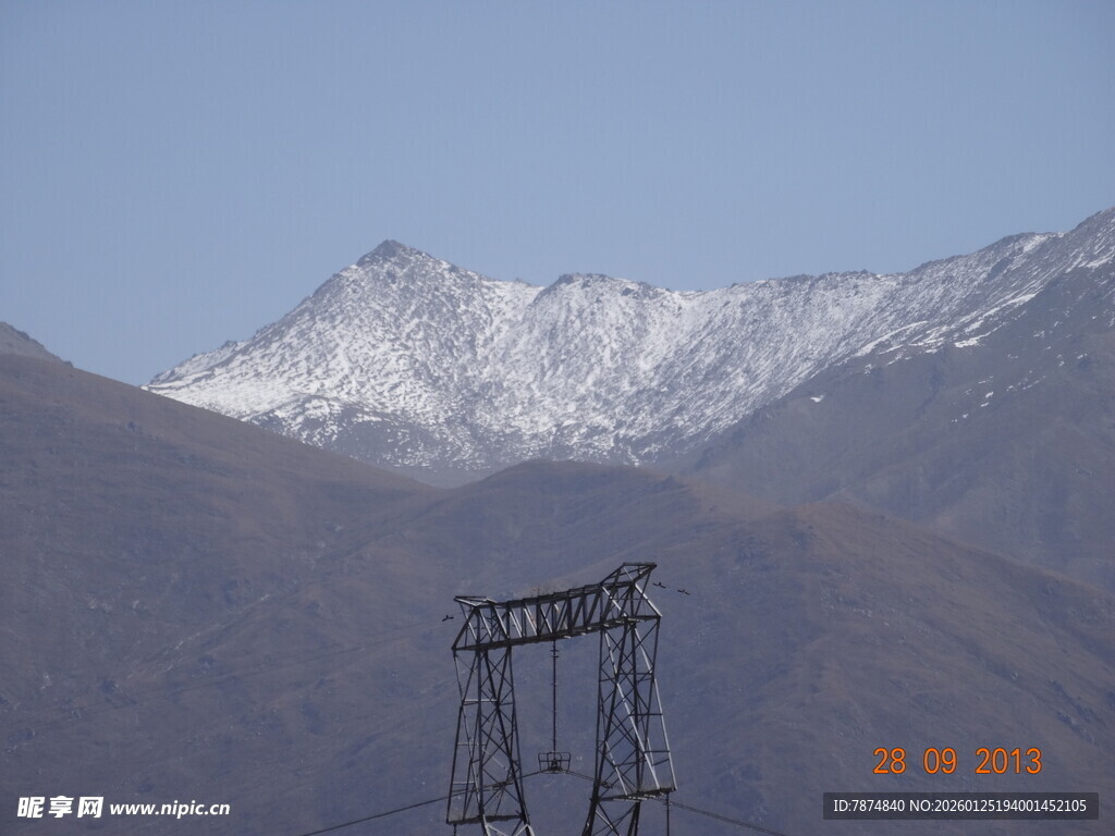 雪山下的输电塔