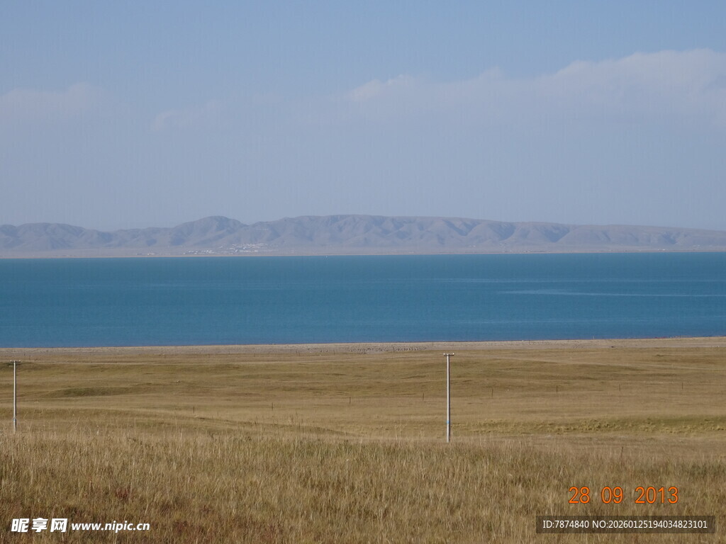 广阔湖畔的荒凉草地景观