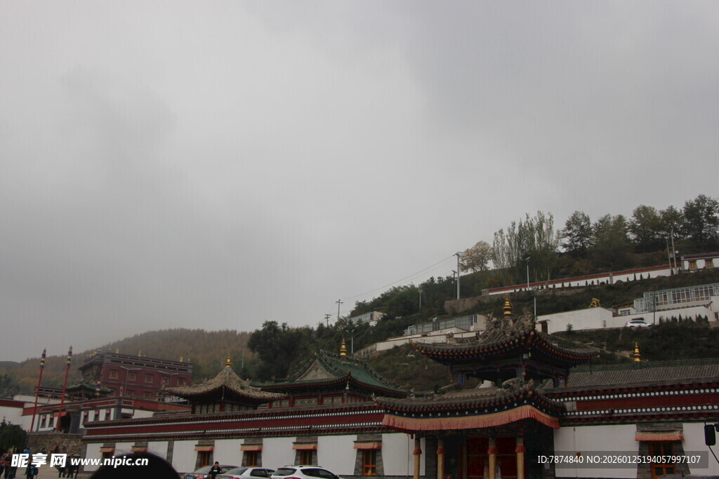 山间藏式建筑群