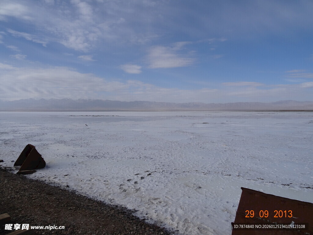 冰封湖面的壮阔景象