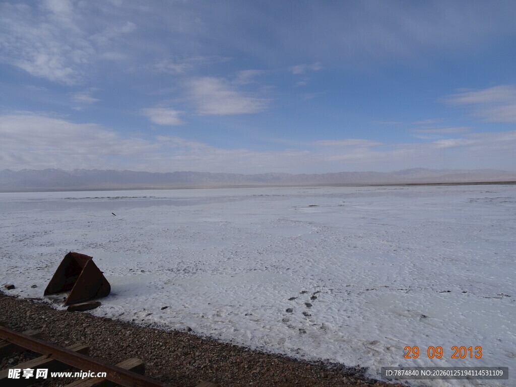 广阔盐湖风光