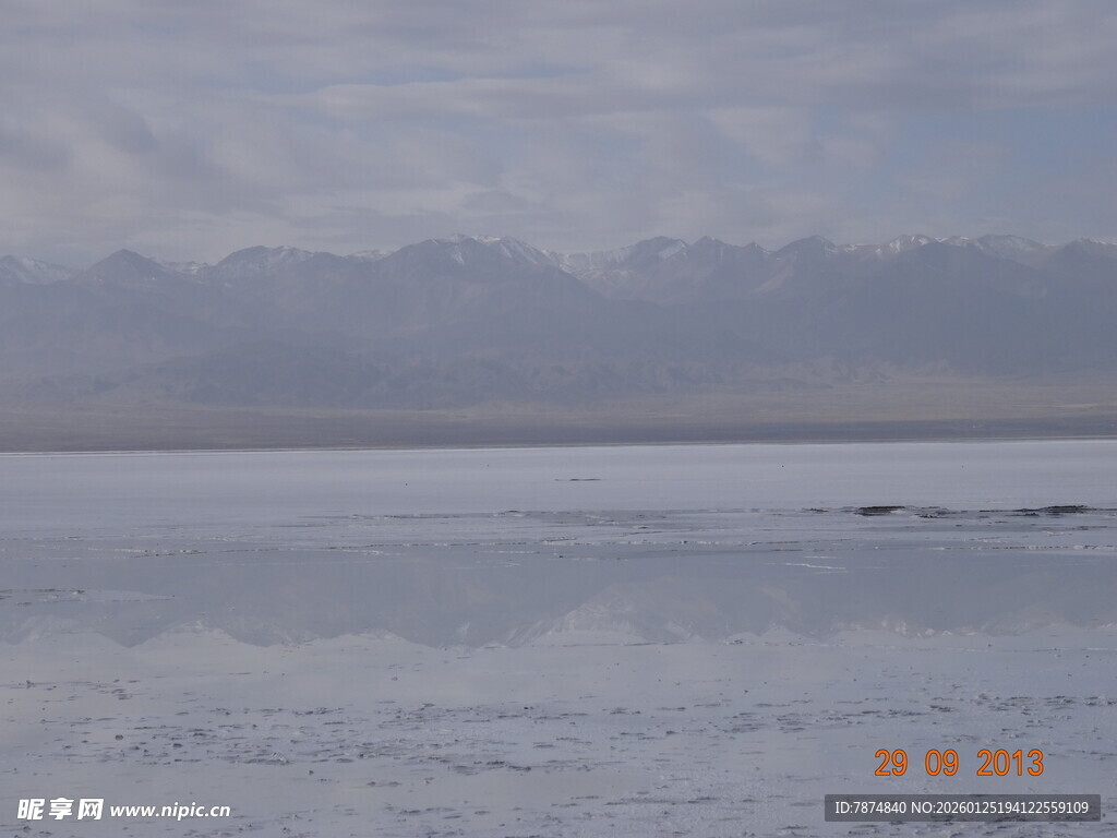 广阔盐湖与远处山脉景观