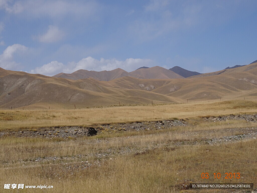 广袤荒原与连绵远山