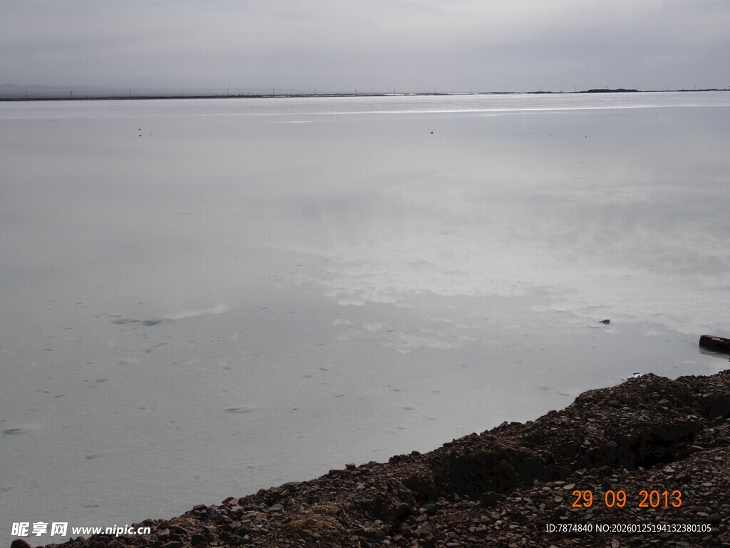 平静湖面与岸边景致