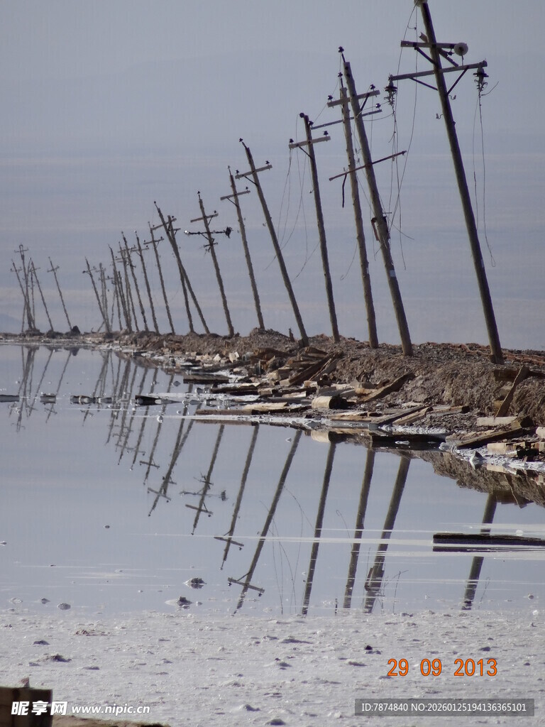 水中林立的电线杆倒影
