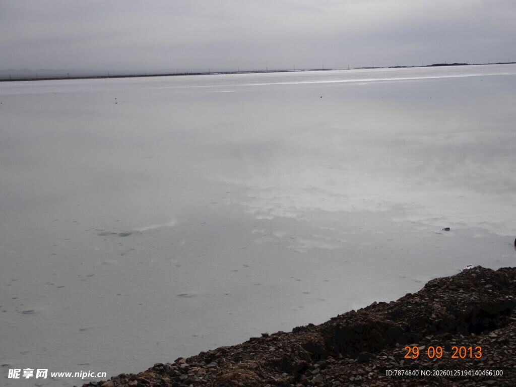 广阔水域与岸边景象