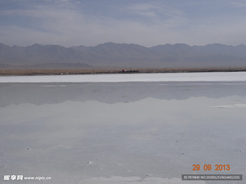 广阔盐湖风光