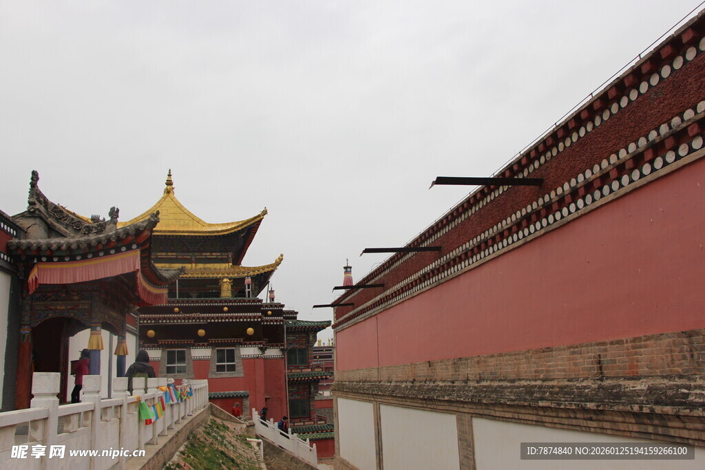 中式古建筑红墙金顶景观