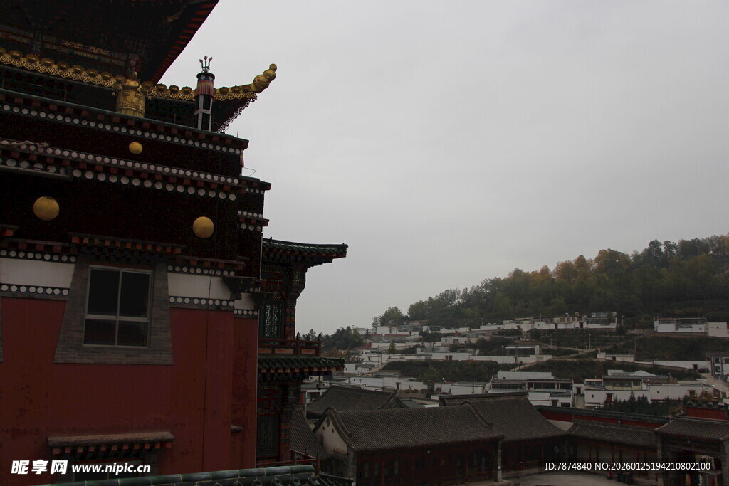 藏式建筑屋顶与远处景观