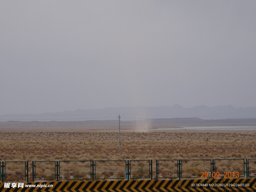 公路旁的开阔荒原景象
