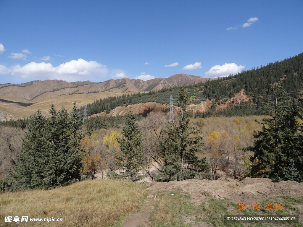 山间美景 多彩植被与蓝天