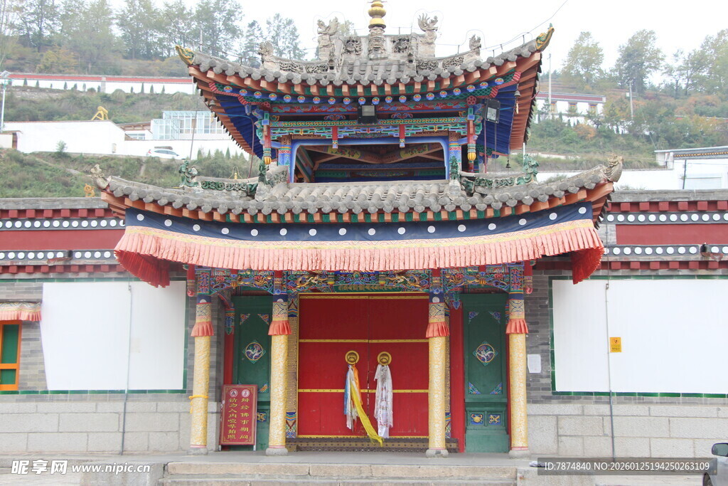 中式传统庙宇建筑一角