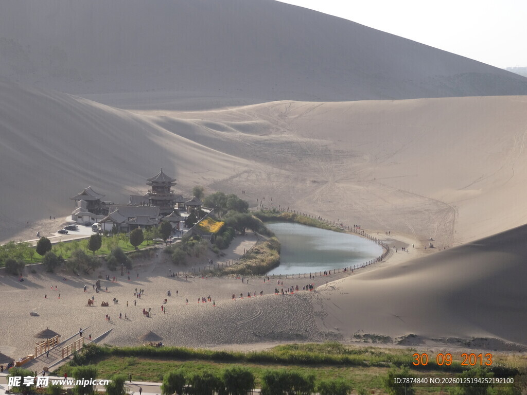 沙漠中的绿洲景观