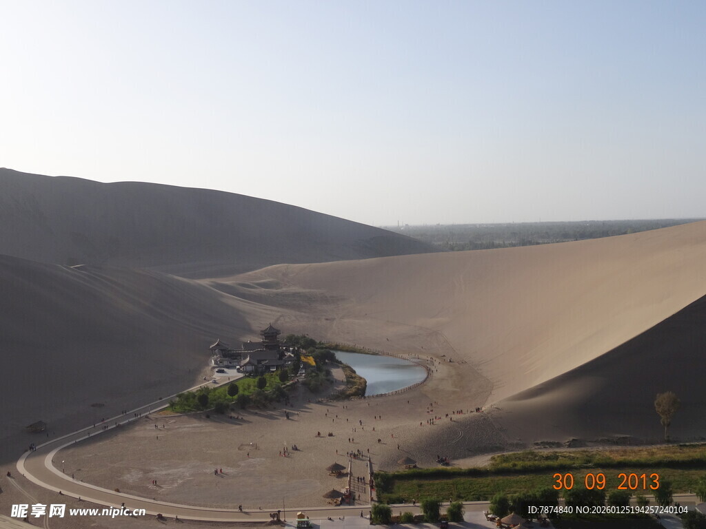 沙漠中的月牙泉美景