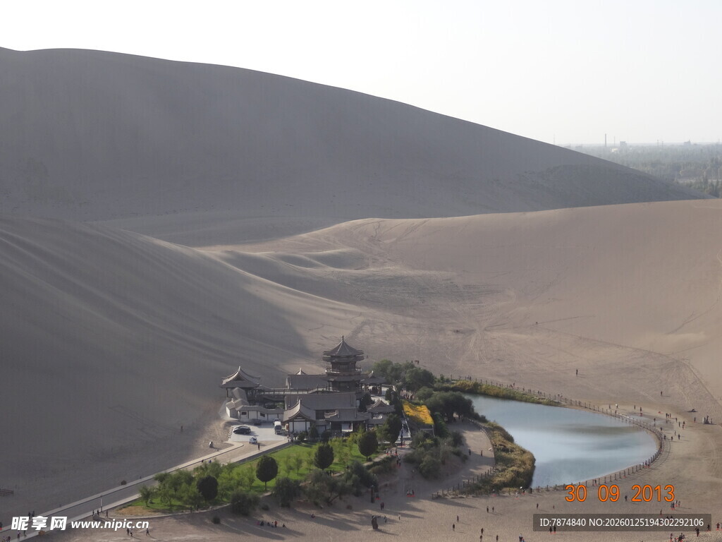 沙漠中的绿洲景观