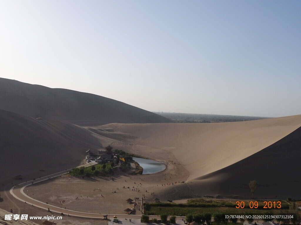 壮观的沙漠中的水利工程