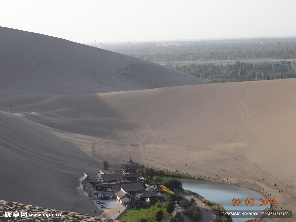 沙漠中的绿洲景观