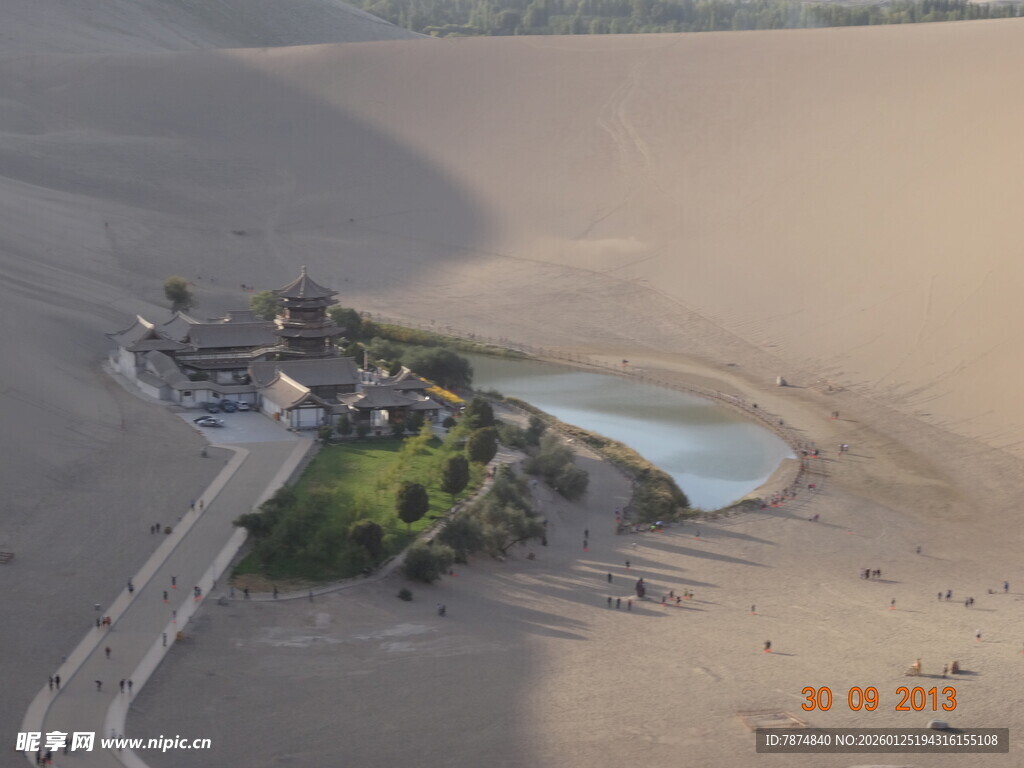 沙漠中的绿洲景观