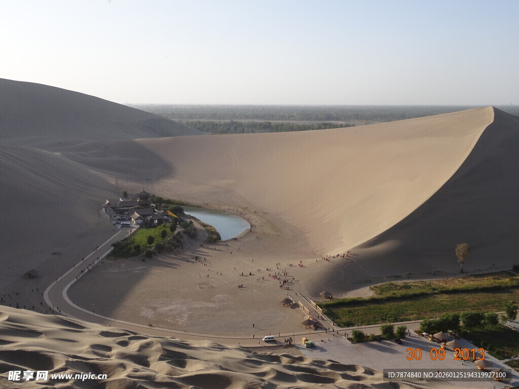 沙漠中的绿洲景观