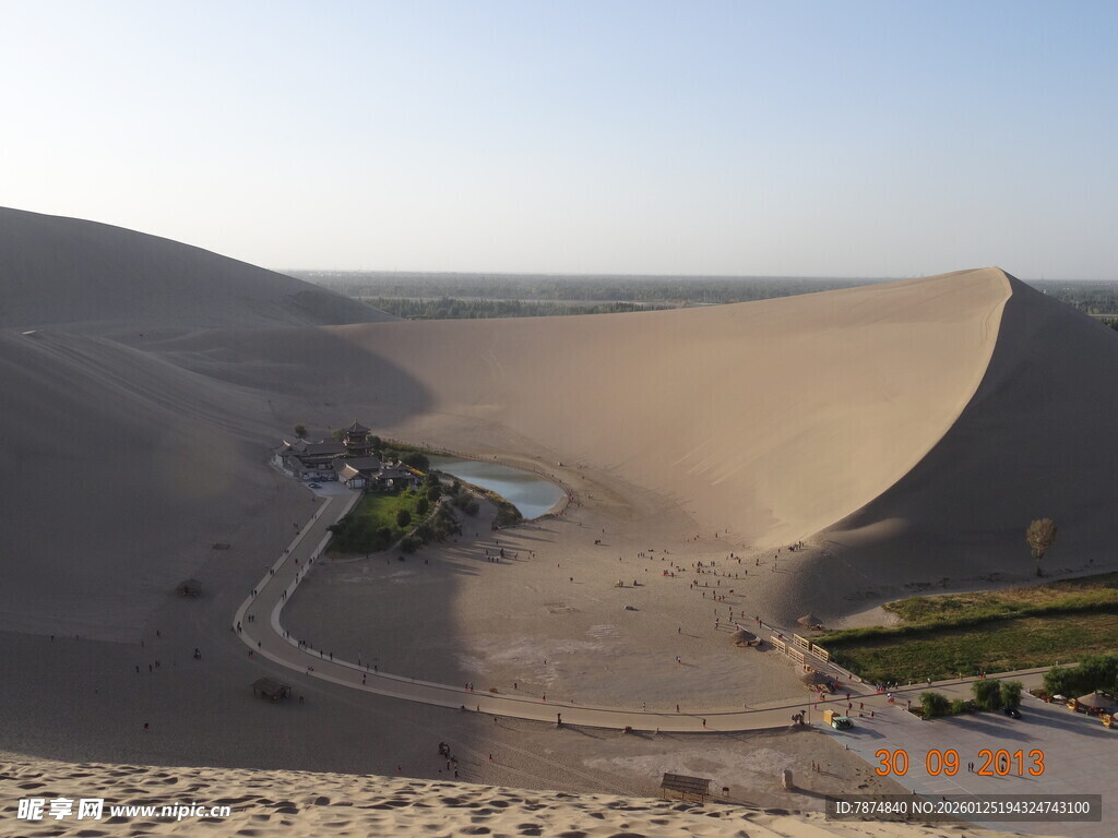 沙漠中的绿洲景观