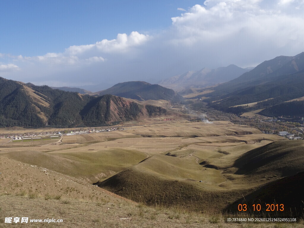广袤山间平原风景