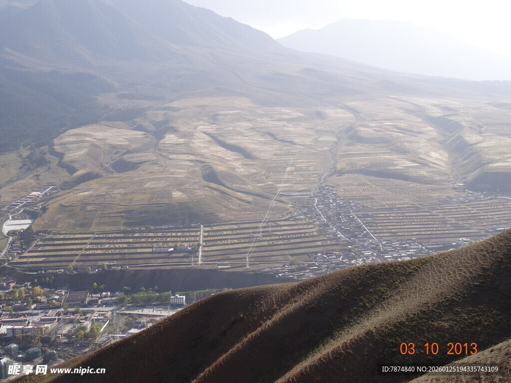 俯瞰山间城镇与广袤田野