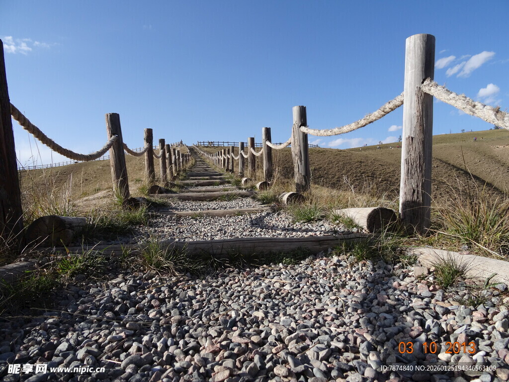 乡间碎石小径与木栏风景