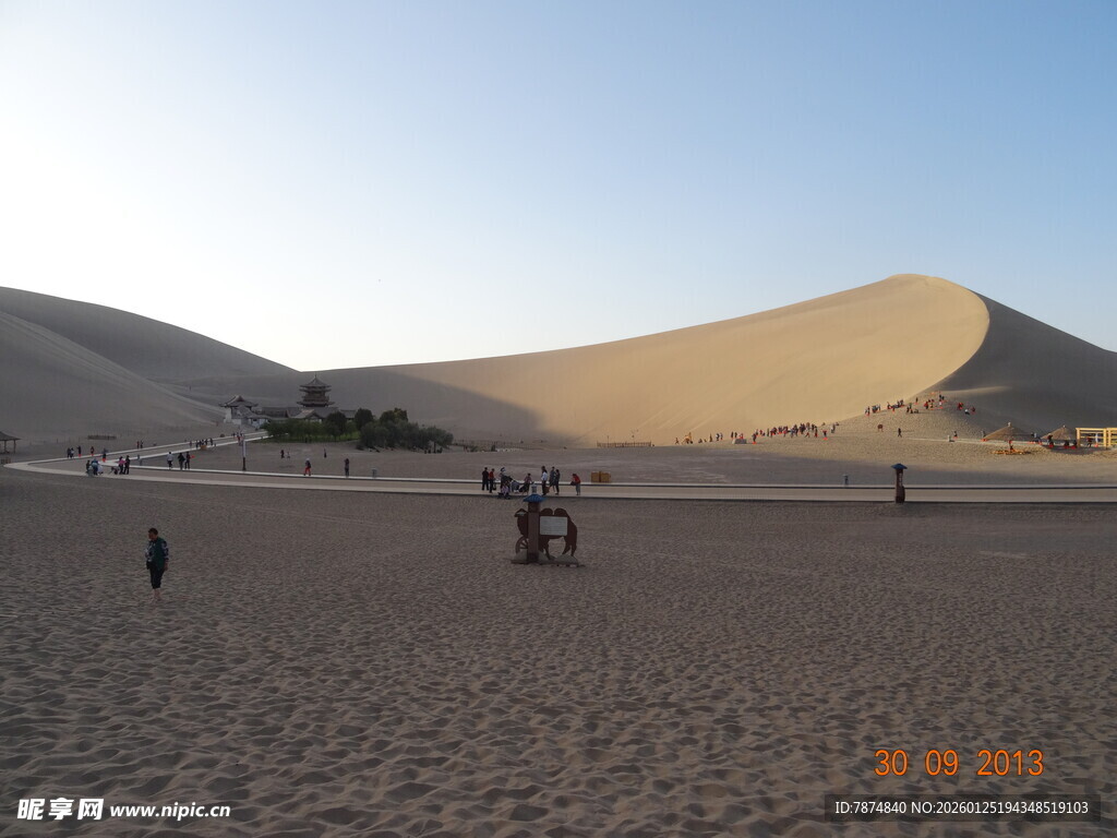 沙漠风光中的游人漫步