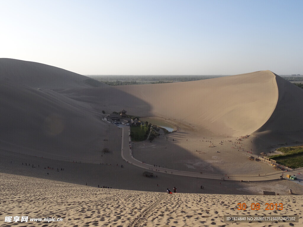 沙漠中的绿洲景观