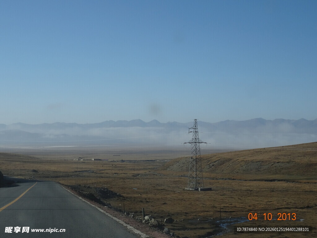旷野公路 远方矗立电塔