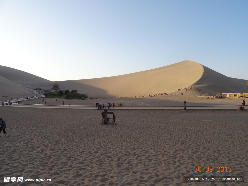 沙漠风光中的游人漫步