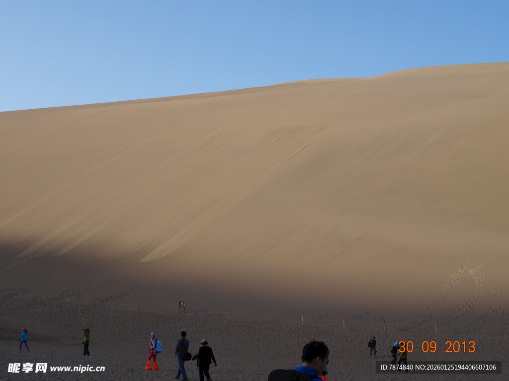 沙漠风光下的游人漫步