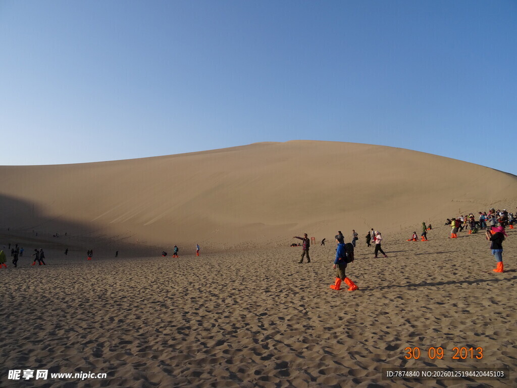 沙漠中人群漫步景象