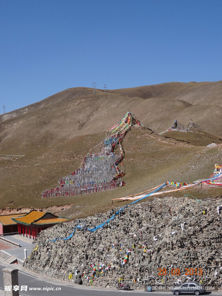 藏区山坡经幡与石堆景观