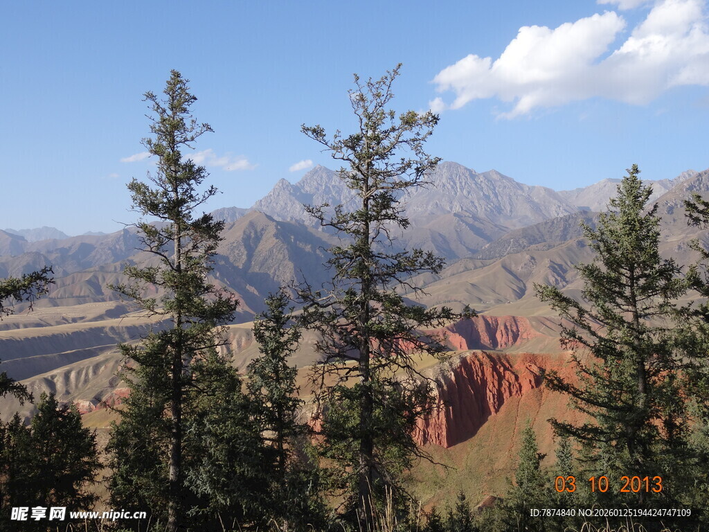 山间美景 绿树与山峦相映