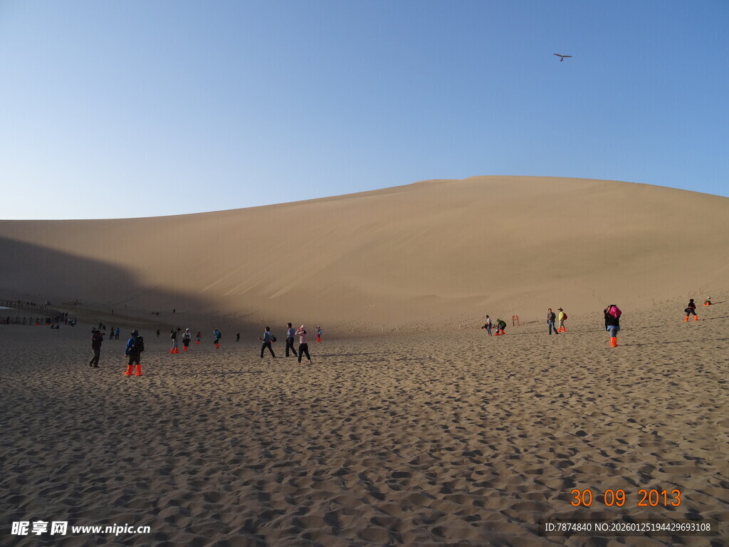 沙漠中漫步的人群