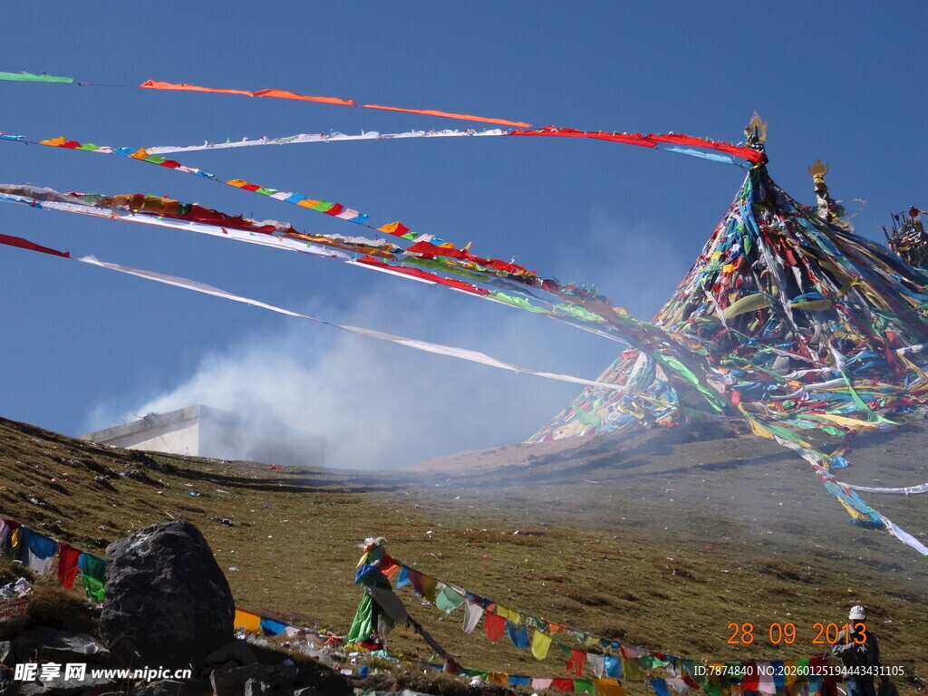 高原上的五彩经幡飘扬