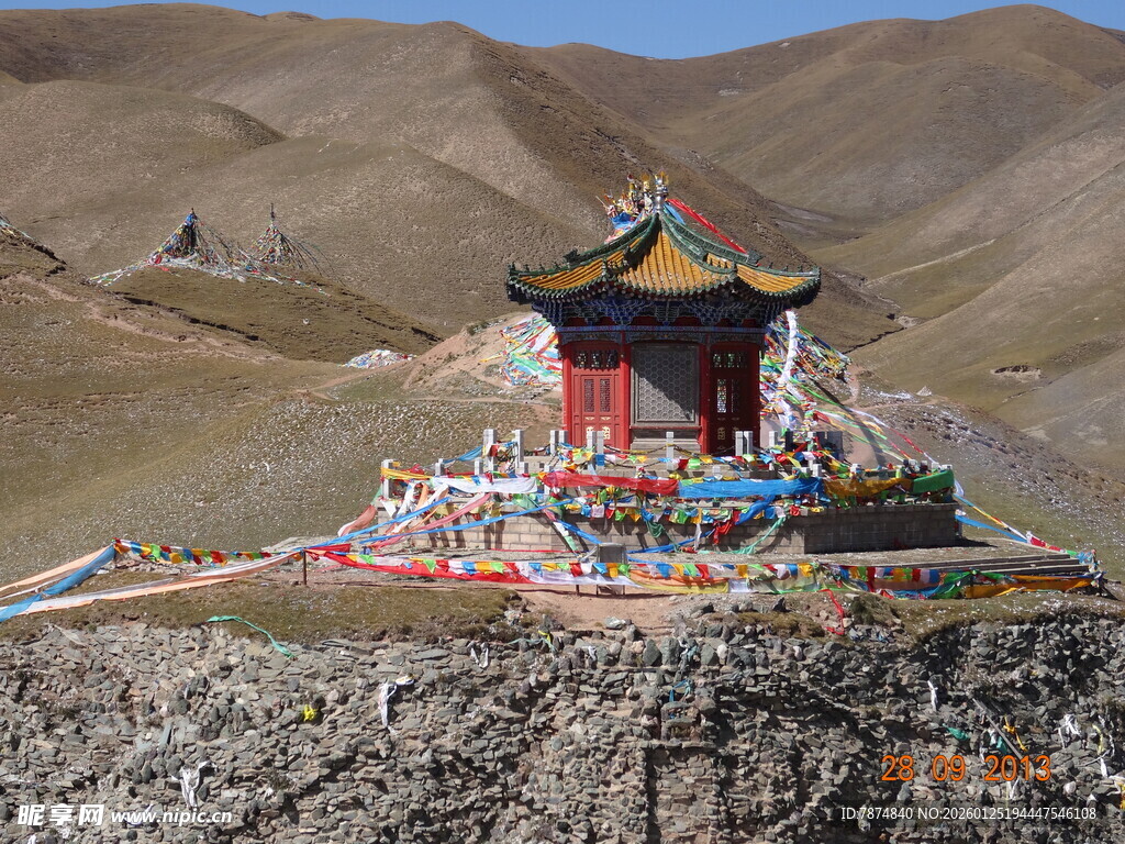 山顶寺庙与多彩经幡