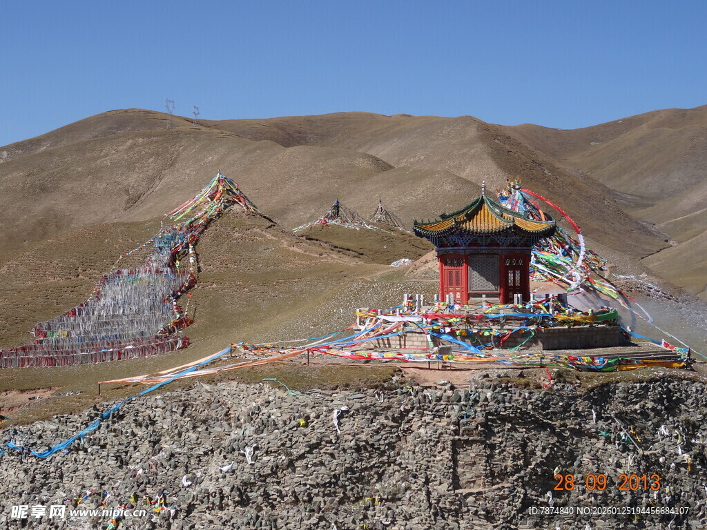 藏区山间经幡环绕的小屋