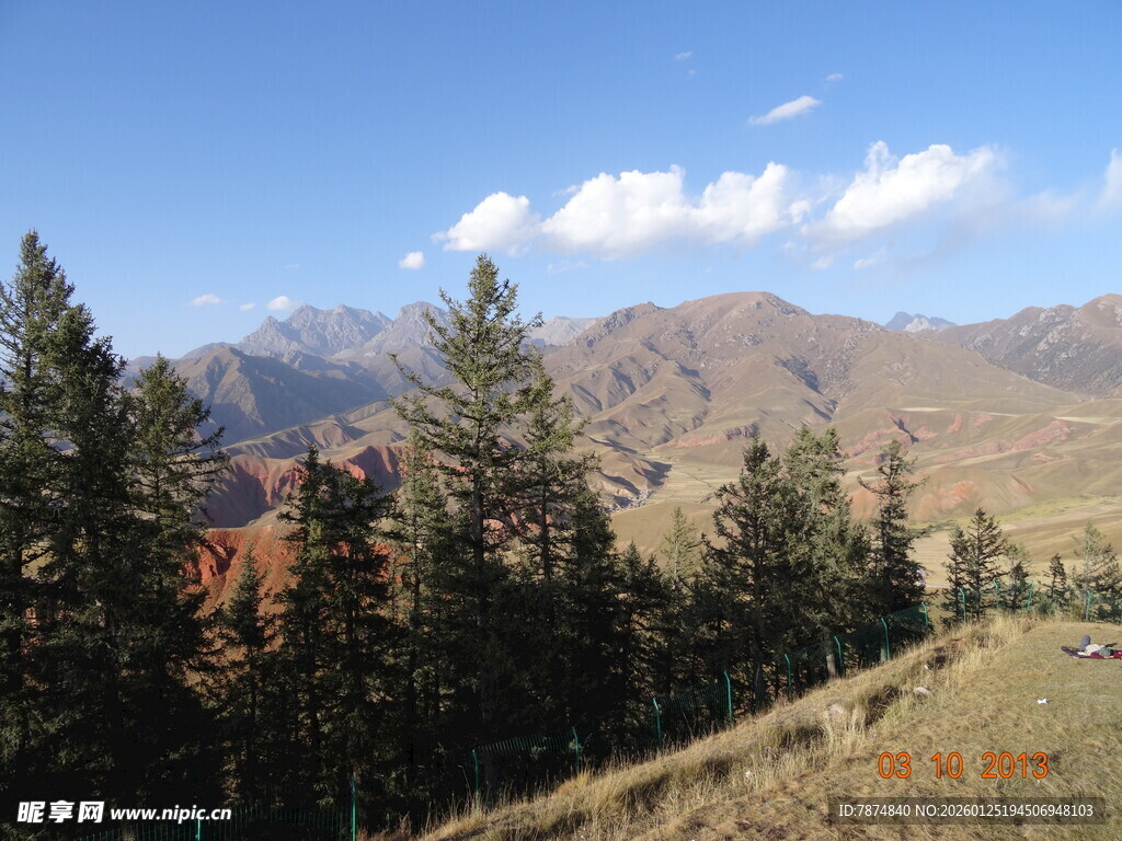 山间美景 蓝天白云绿树