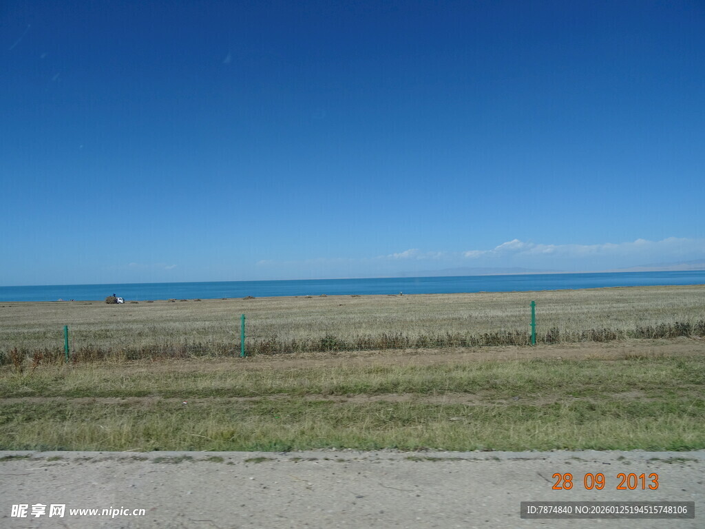 草原尽头的辽阔蓝色海洋