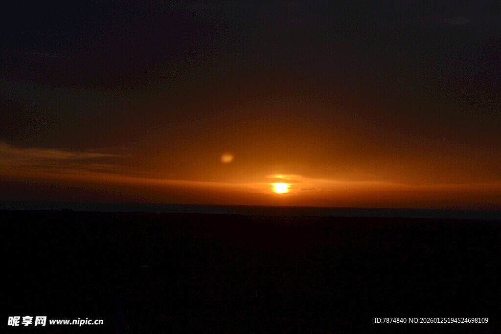 夜幕下的落日余晖