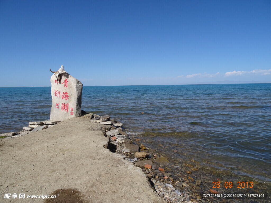 海边石碑伸向蔚蓝大海