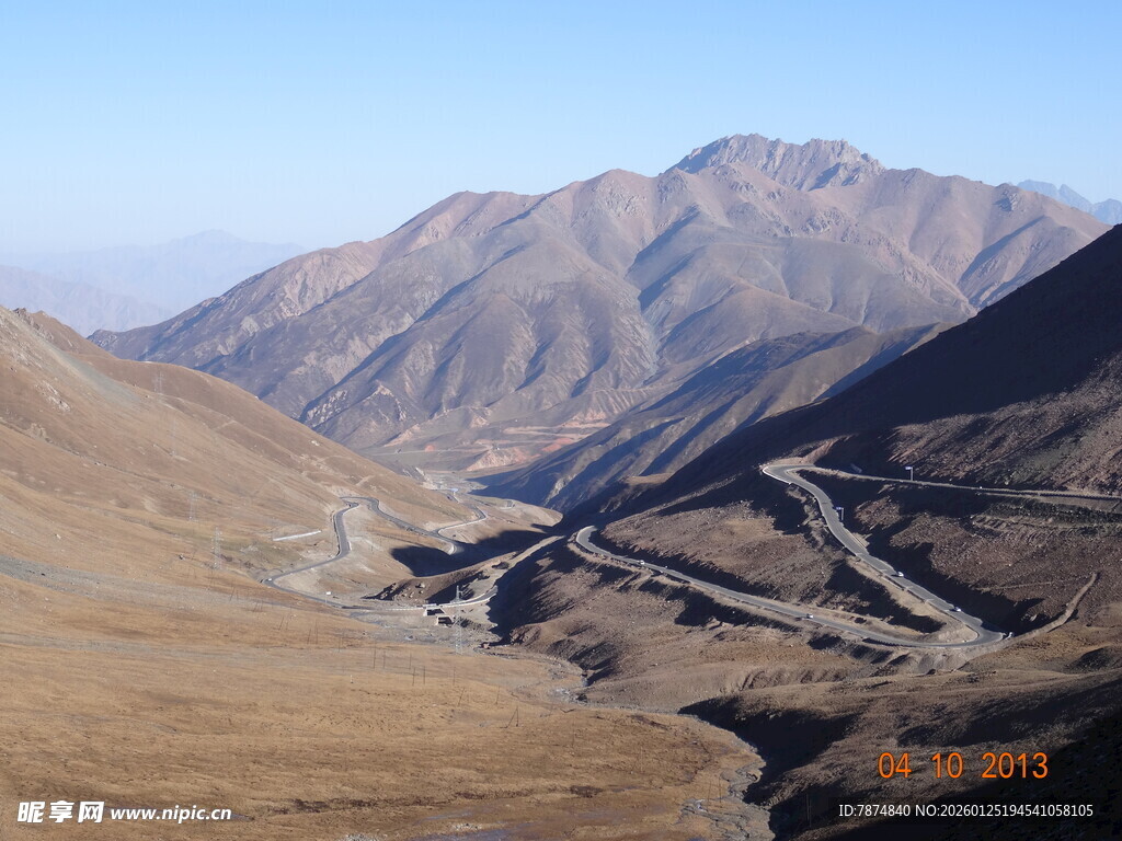 山间蜿蜒公路的壮丽景致